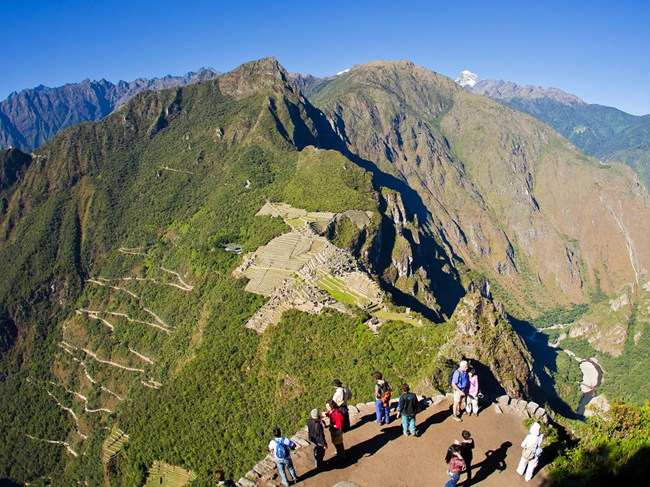 1. Khu di tích Machu Picchu: Đây là khu di tích của người Inca nằm trên một ngọn núi dốc ở Peru. Điều nguy hiểm nhất ở di tích này chính là các bậc cầu thang dốc và không hề có tay vịn. 


