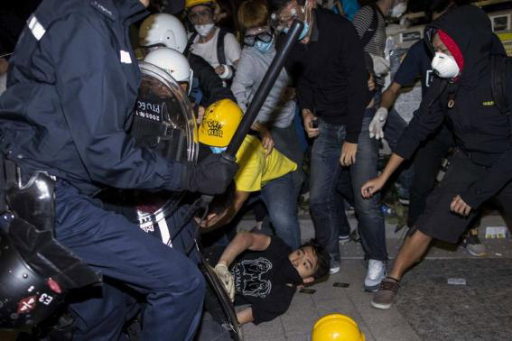 Hong Kong: Sinh viên phá cửa tràn vào tòa thị chính - 3