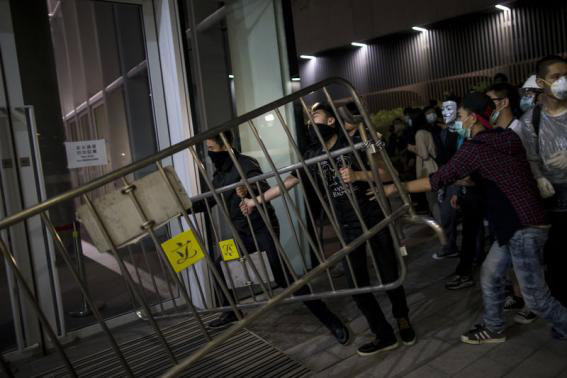 Hong Kong: Sinh viên phá cửa tràn vào tòa thị chính - 1