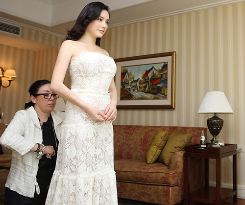 "Toát mồ hôi" vì giá váy áo siêu đắt đỏ của sao Việt - 4