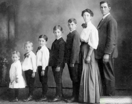 Hãy xem có hình ảnh nào giống gia đình bạn? - 6