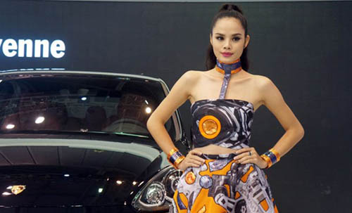 Mỹ nhân 'thiêu cháy' Triển lãm ô tô Việt Nam - 7