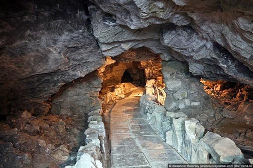 Những viên "kim cương" khổng lồ trong hang động ở Nga - 1