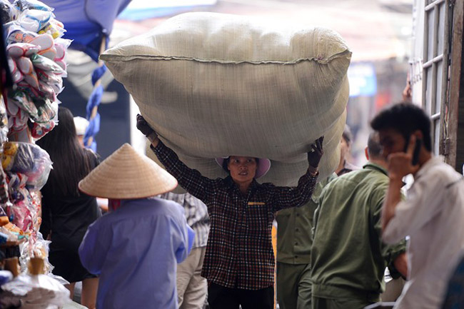 Người phụ nữ này đội cả bao tải hàng nặng trên đầu
