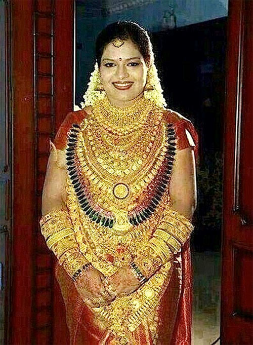 Cô dâu Ấn Độ đeo hàng yến vàng trên người - 1