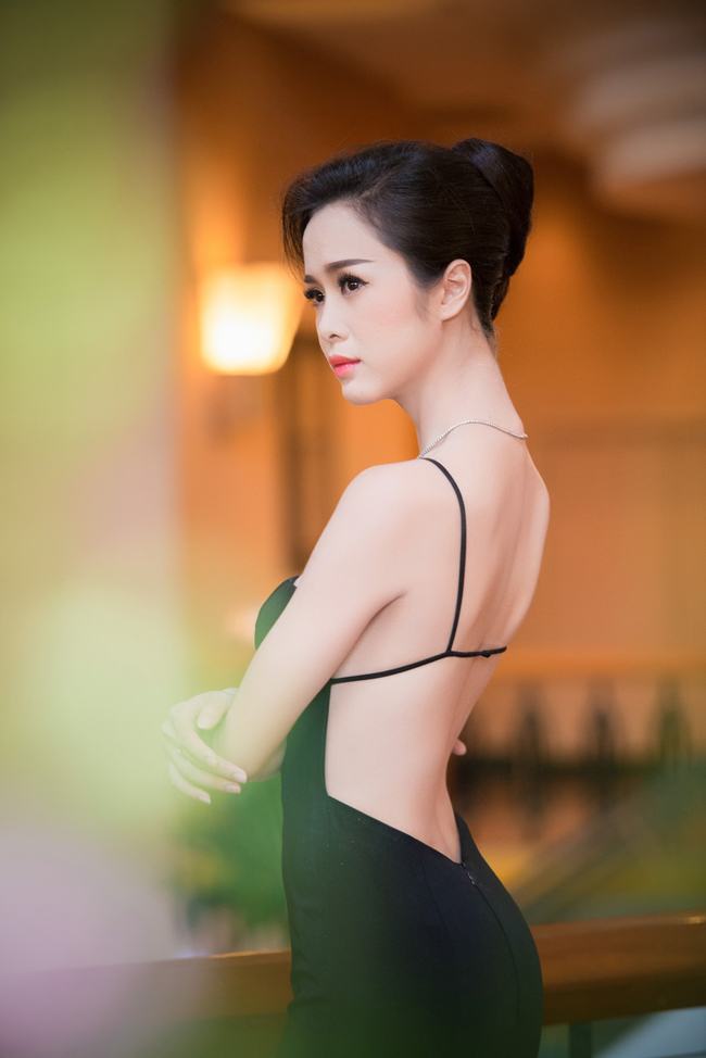 Vũ Ngọc Anh mang đến showbiz Việt nhiều chiếc váy đẹp nhưng mạo hiểm
