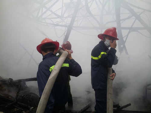 HN: Cháy lớn tại kho chứa gỗ trên phố Pháo Đài Láng - 1