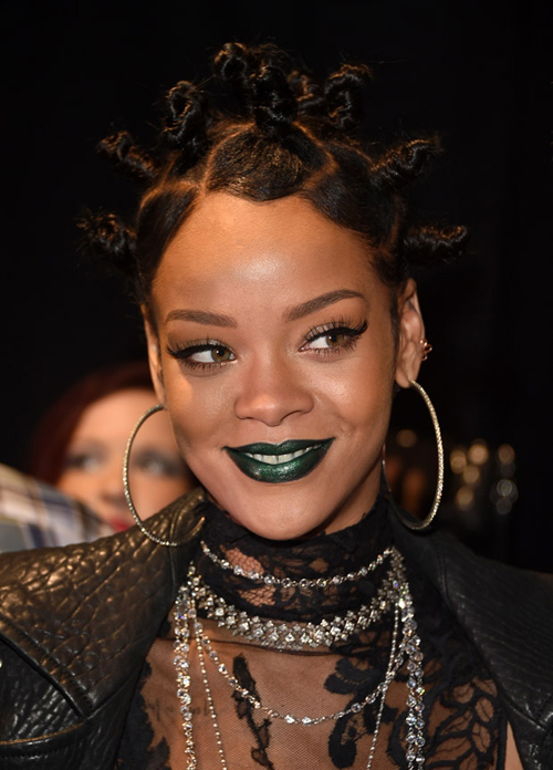 Thích thú xem Rihanna biến hóa cùng màu son - 4