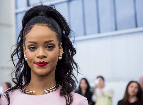 Thích thú xem Rihanna biến hóa cùng màu son - 6