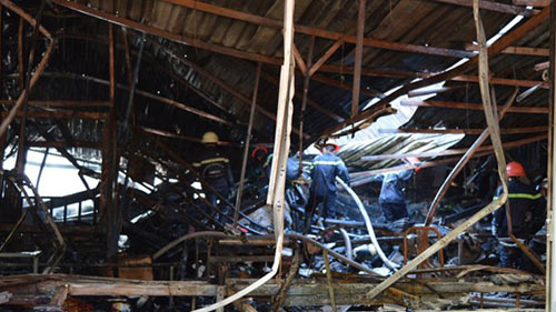 Nhà xưởng rộng hàng trăm m2 bốc cháy rừng rực vào sáng sớm - 2