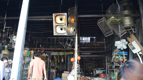 Nhà xưởng rộng hàng trăm m2 bốc cháy rừng rực vào sáng sớm - 4