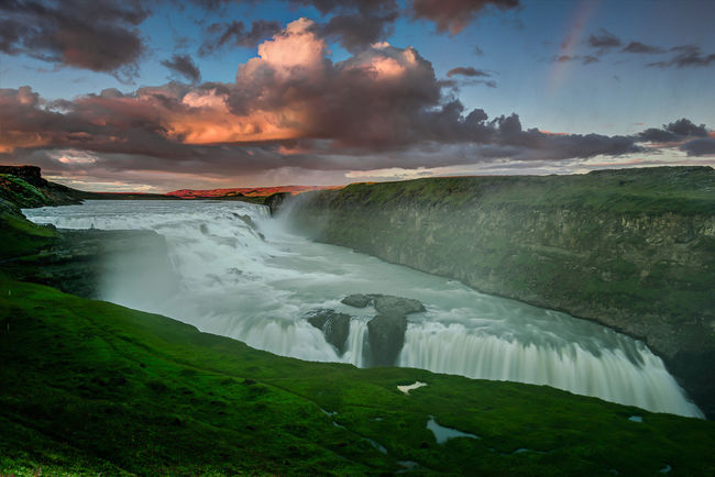 1. Thác Gullfoss, Iceland

Gullfoss hay còn gọi là thác nước Golden, là một trong những điểm đến hút khách nhất ở Iceland. Thác nước này là một phần của sông Hvita, có nguồn gốc từ hồ sông băng Hvitavatn, gần thành phố Reykjavik. Nếu chỉ nhìn từ xa, du khách sẽ chẳng có ấn tượng gì bởi hầu như thác nước đã bị che khuất bởi các vách đá lớn. Thế nhưng khi tới gần, khách du lịch sẽ không khỏi choán ngợp trước cảnh tượng hùng vĩ của dòng thác trắng xóa đổ ầm ầm ào ào xuống khe núi sâu.
