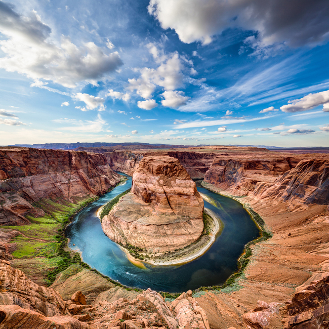 12. Horseshoe Bend, Mỹ

Horseshoe Bend là một mỏm đá hình móng ngựa rất nổi tiếng ở Hoa Kỳ. Mỏm đá này được hình thành nhờ sự xói mòn của gió và nước sông Colodaro.
