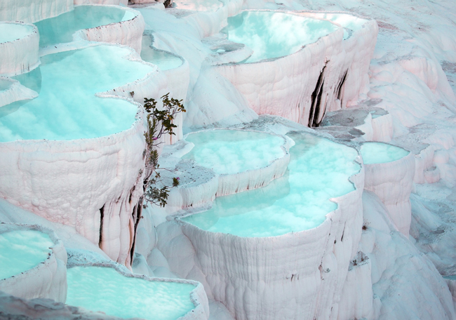 13. &nbsp;Pamukkale, Thổ Nhĩ Kỳ

Nhìn từ xa, trườn đồi Pamukkale như được phủ một lớp tuyết trắng xóa, song thực ra đó là các mảng đá vôi trắng tinh được tạo nên từ hàng nghìn năm trước. Các lớp đá vôi xếp tầng thành nhiều lớp như vỏ sò. Ở các lớp này, nước suối đọng lại tạo thành các “hồ” nhỏ với mực nước chỉ khoảng nửa mét, trong suốt và xanh ngắt. Có lẽ chính nhờ vẻ đẹp ấn tượng có 1-0-2 này mà Pamukkale còn được nhiều du khách biết tới với cái tên “Lâu đài bông”.
