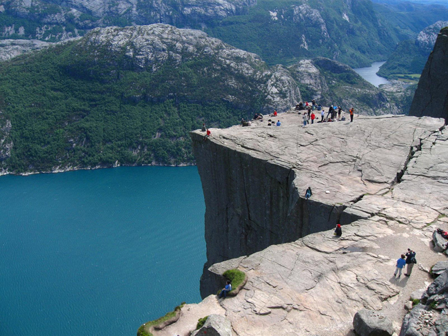 14. Vách Preikestolen, Na Uy

Là một vách đá dựng đứng cao 604m, Preikestolen là nơi có thể khiến du khách có cảm giác “thót tim” khi chiêm ngưỡng cảnh vật xung quanh. Các nhà khoa học cho biết, núi đá này đã được hình thành trong suốt kỷ băng hà. Với vẻ đẹp tráng lệ, hùng vĩ, Preikestolen là một trong những điểm đến thu hút khách du lịch nhất ở Na Uy.
