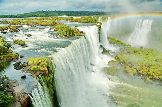 18. Thác Iguazu, Brazil

Iguazu là một trong những thác nước hùng vĩ nhất thế giới, đồng thời là ranh giới tự nhiên của hai nước Brazil và Argentina. Thác nước này được hình thành từ những vết nứt lớn sau các vụ phun trào núi lửa từ hàng nghìn năm trước. Vẻ đẹp tráng lệ và hoang sơ ở nơi đây thu hút hàng nghìn lượt khách du lịch mỗi năm.
