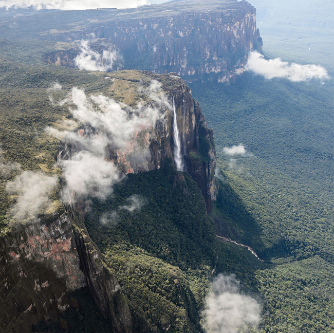 3. Thác nước Angel, Venezuela

Với chiều cao từ đỉnh tới chân thác gần 1km (979m), Angel chính là thác nước cao nhất thế giới. Vẻ đẹp hùng vĩ cùng khung cảnh hoang sơ quanh thác nước là thỏi nam châm hút hàng trăm nghìn lượt khách du lịch tới đây mỗi năm.&nbsp;
