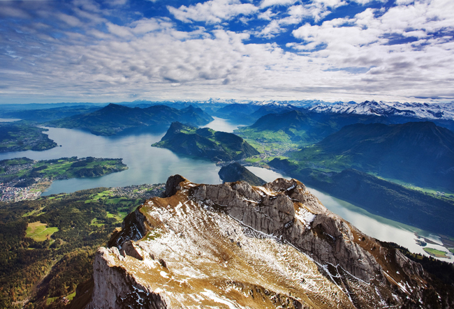 4. Dãy núi Alps, Thụy Sĩ

Kéo dài và trải rộng qua nhiều quốc gia như Thụy Sĩ, Áo, Ý…, Alps là một trong những dãy núi lớn và dài nhất châu Âu. Việc chinh phục một dãy núi hùng vĩ và đẹp ngoạn mục như Alps là mơ ước của hầu hết các nhà leo núi. Tuy địa hình hiểm trở và khá nguy hiểm, nhưng hàng năm, dãy núi này cũng đón nhận hàng ngàn lượt du khách tham quan.
