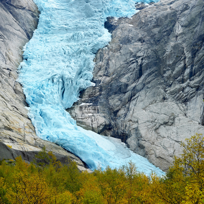 6. Sông băng Briksdalsbreen, Na Uy

Briksdalsbreen (hay còn gọi là Briksdal), là một trong ba nhánh sông nổi tiếng và hút khách du lịch nhất của dòng sông&nbsp; băng Jostedalsbreen. Mỗi năm, Briksdalsbreen chào đón hơn 300.000 lượt du khách tới đây chiêm ngưỡng vẻ đẹp ấn tượng của dòng sông băng này.
