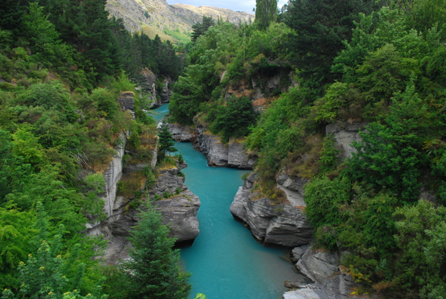 8. Sông Shotover, New Zealand

Dòng nước trong xanh như ngọc, uốn lượn giữa hai núi đá vôi tạo nên vẻ cuốn hút lạ kì của dòng sông Shotover ở New Zealand. Dòng chảy ở đây khá xiết và địa hình cũng khá hiểm trở nên rất phù hợp với những chuyến du lịch mạo hiểm bằng thuyền.
