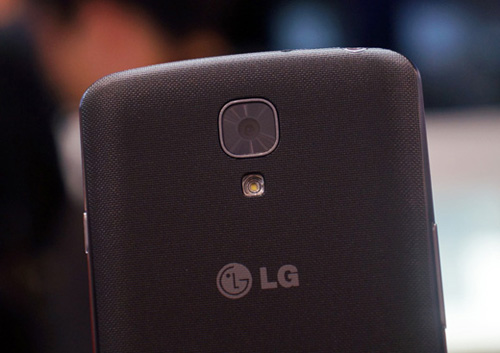 Điện thoại tầm trung LG F70 có mức giá hấp dẫn - 4