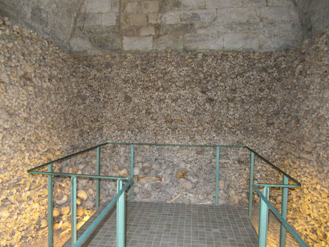 Hàng ngàn bộ xương người từ thế kỷ trước ở Maria De Wamba, Valladolid, Tây Ban Nha tạo thành một khối kiến trúc độc lập và khác biệt.


