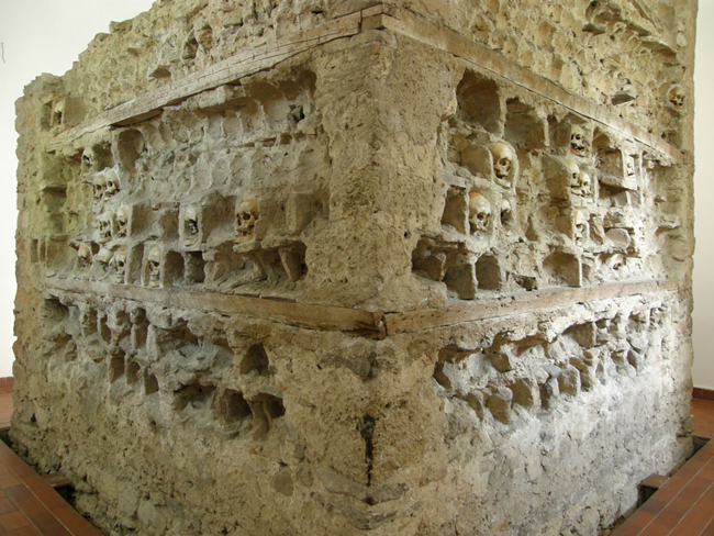 Những chiếc đầu lâu được gắn vào những tảng đá lớn tại Kula, Niš, Serbia.
