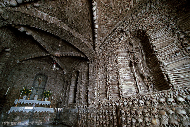 Một hầm mộ khác cũng được làm hoàn toàn từ những bộ xương người tại Evora, Bồ Đào Nha.


