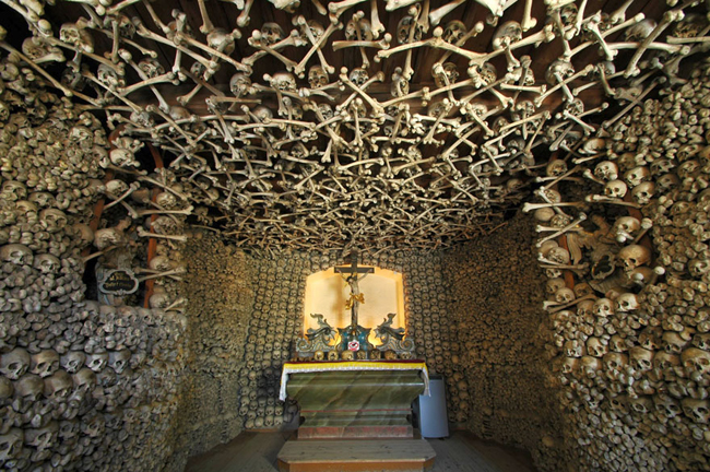 Nhà thờ xương người nổi tiếng tại Skulls, Czermna, Ba Lan.


