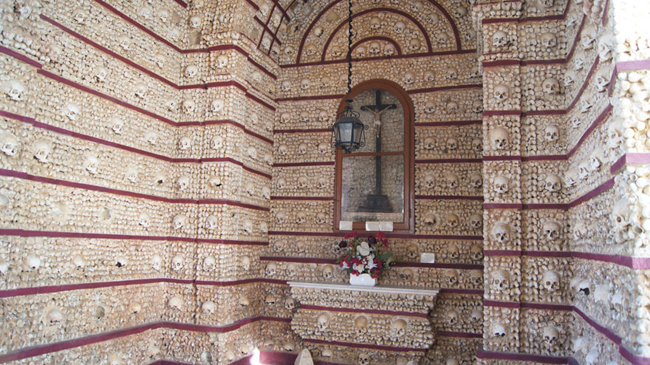 Những bức tường và trần nhà là những bộ hài cốt của các thành viên dòng nữ tu công giáo Carmelite tại nhà thờ Nossa Senhora do Carmo ở Faro, Bồ Đào Nha.


