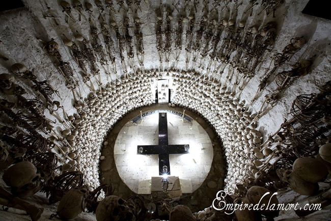 Nhà thờ tại Santiago Apóstol, Lampa, Peru nổi tiếng với những bộ xương người treo lơ lửng trên tường, bên dưới xếp đầy đầu lâu.


