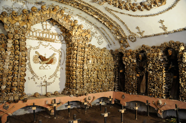 Nhà thánh Maria Della Conception Dei Cappuccini, Rome, Ý với kiến trúc độc đáo được bài trí hoàn toàn những bộ xương người.


