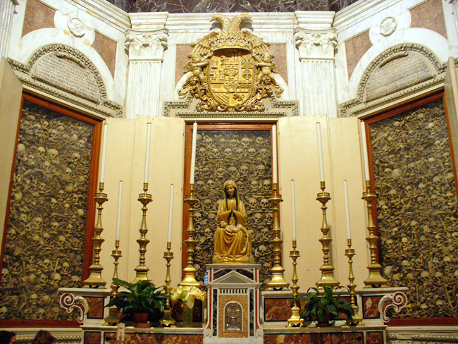 Nhà thờ Thánh tử đạo tại Otranto, Ý với những bức tường kính được xếp đầy đầu lâu và những bộ xương tay, chân người.


