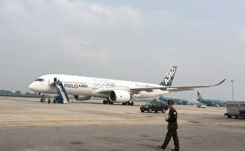 Máy bay A350 XWB-900 lần đầu tiên trình diễn ở VN - 1