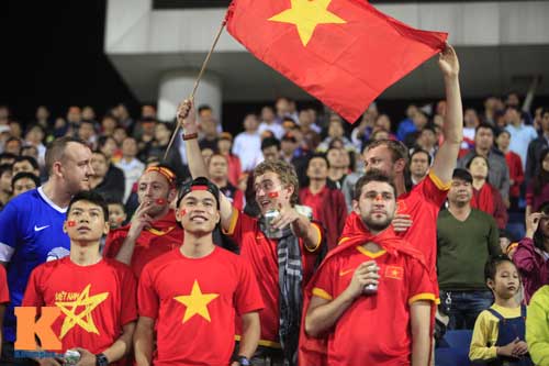Sân Mỹ Đình: CĐV rực lửa cổ vũ tuyển Việt Nam - 2