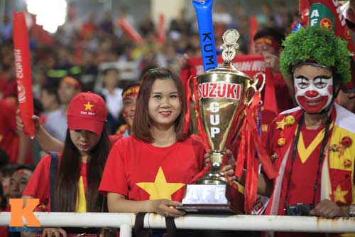 Sân Mỹ Đình: CĐV rực lửa cổ vũ tuyển Việt Nam - 6