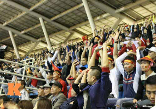 Fan cổ vũ cuồng nhiệt ngày ĐT Việt Nam xuất trận - 12