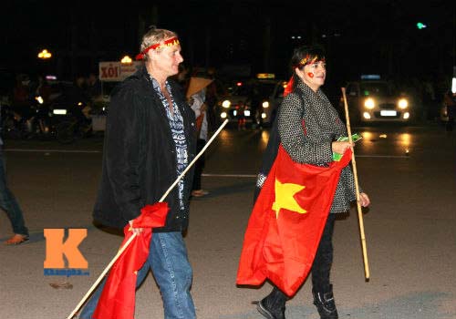 Fan cổ vũ cuồng nhiệt ngày ĐT Việt Nam xuất trận - 6