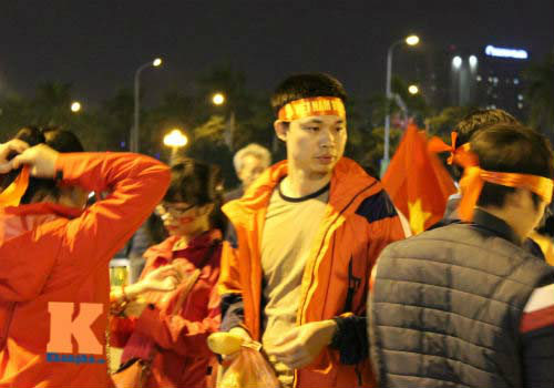 Fan cổ vũ cuồng nhiệt ngày ĐT Việt Nam xuất trận - 4