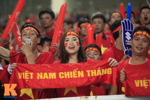 Fan cổ vũ cuồng nhiệt ngày ĐT Việt Nam xuất trận - 1