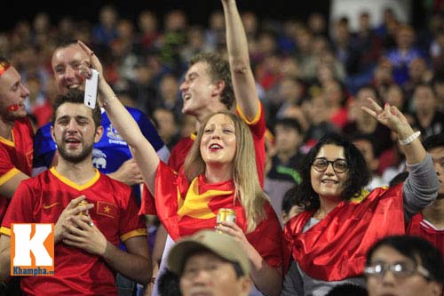 Sân Mỹ Đình: CĐV rực lửa cổ vũ tuyển Việt Nam - 2