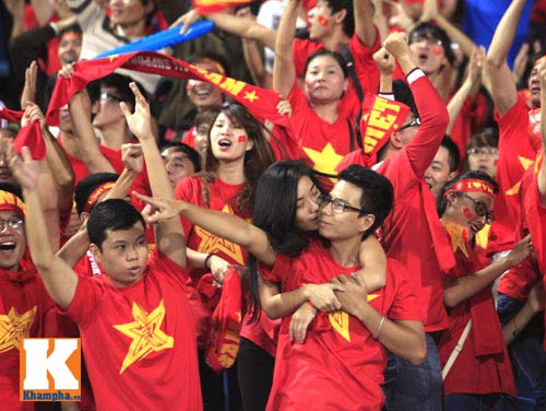 Sân Mỹ Đình: CĐV rực lửa cổ vũ tuyển Việt Nam - 6