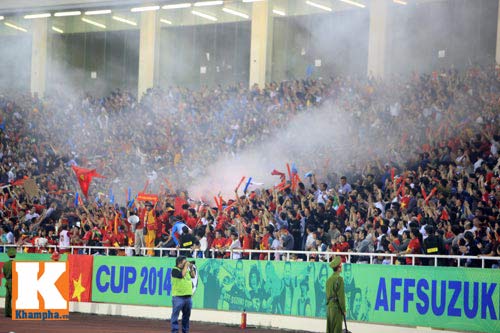 Sân Mỹ Đình: CĐV rực lửa cổ vũ tuyển Việt Nam - 7