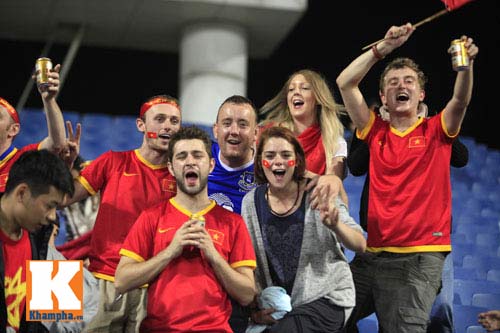 Sân Mỹ Đình: CĐV rực lửa cổ vũ tuyển Việt Nam - 3