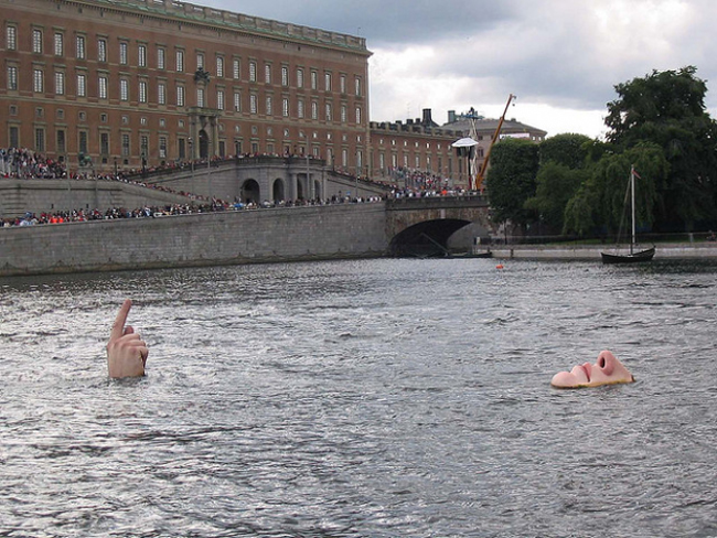 Bức tượng có tên gọi “Man in the Water” tại Stockholm, Thụy Điển.
