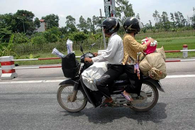 Giận nhau hay sao mà ngồi quay lưng vào nhau thế kia
