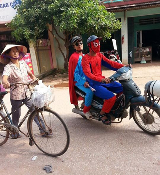 Super Man và Spider Man cưỡi “ngựa chiến” ra phố
