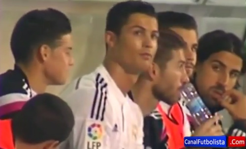 Ronaldo buồn ra mặt khi bị fan đối phương lăng mạ - 2
