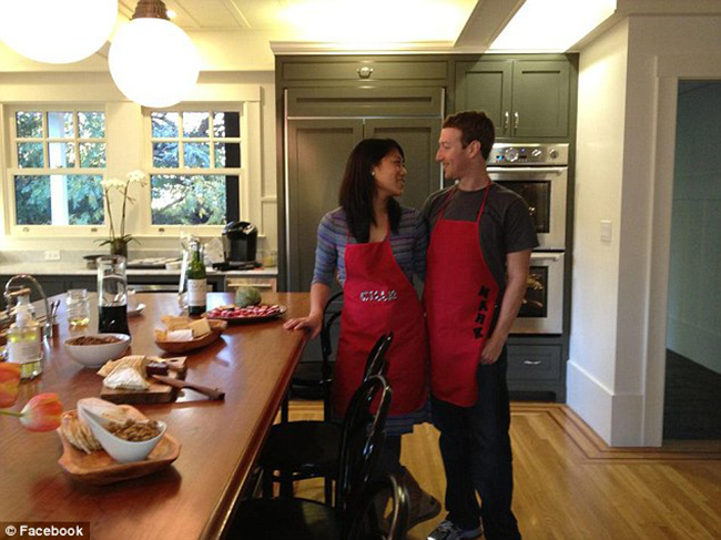 Khoảnh khắc vào bếp cùng vợ.
