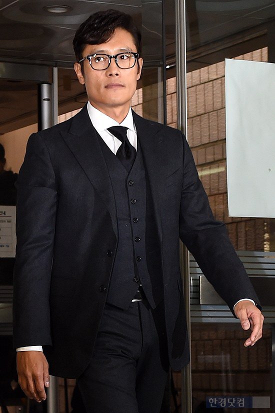 Lee Byung Hun lạnh lùng ra tòa vụ clip nhạy cảm - 1